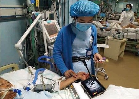 Portable Vein Finder Inframerah Ekonomis Mendeteksi Sekitar 10mm Kedalaman Troli Vena Tersedia